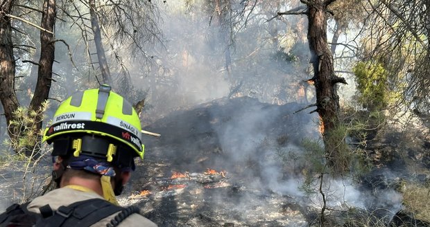 Velitel popsal extrémní zásahy v Řecku, požáry nejsou pod kontrolou. Do boje vyrazili další Češi