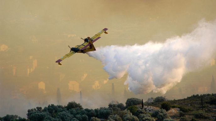 Hašení požáru v Řecku