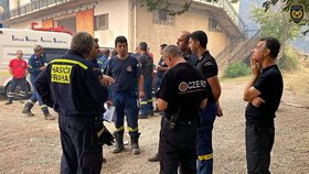 Čeští hasiči pomáhají v Řecku.