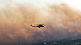 Požár vyhnal na Samosu tisícovku turistů.