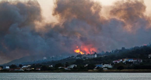 Řecko v plamenech: Požár vyhnal na Samosu tisícovku turistů z hotelů