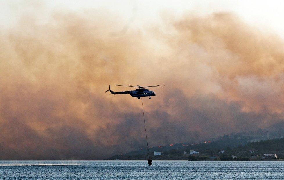 Požár vyhnal na Samosu tisícovku turistů.