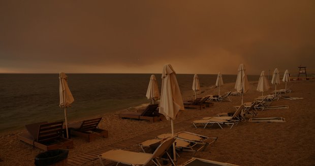 Peklo v Řecku: Atény i pláže zahalil kouř a pokryl popel. U metropole pokračují evakuace 