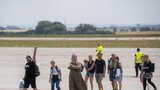 V Česku přistála letadla s turisty z Rhodu zachváceného plameny. Některým se požáry vyhnuly