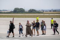 V Česku přistála letadla s turisty z Rhodu zachváceného plameny. Některým se požáry vyhnuly