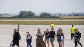 Přílet letadla s turisty z požárem zasaženého řeckého ostrova Rhodos na Terminál Jana Kašpara - Letiště Pardubice (24. 7. 2023)