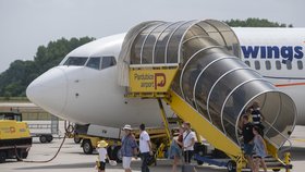 Přílet letadla s turisty z požárem zasaženého řeckého ostrova Rhodos na Terminál Jana Kašpara - Letiště Pardubice (24. 7. 2023)