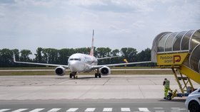 Přílet letadla s turisty z požárem zasaženého řeckého ostrova Rhodos na Terminál Jana Kašpara - Letiště Pardubice (24. 7. 2023)