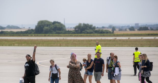 V Česku přistála letadla s turisty z Rhodu zachváceného plameny. Některým se požáry vyhnuly