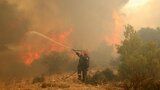 Ohnivé peklo v Řecku se nelepší: „Extrémní podmínky,“ říkají hasiči. Evropa posílá posily