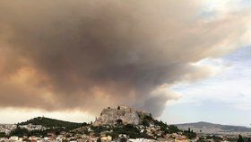 Dým zakryl památnou Akropoli. Hašení požáru nedaleko Atén komplikuje vítr