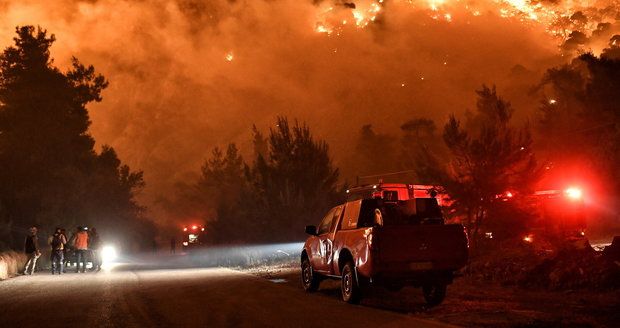 Dovolenkový ráj Čechů zachvátil masivní požár. V Řecku evakuují i turistická letoviska