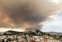 Kolem Atén zuří požáry: Zničené domy, stovky evakuovaných a dým nad památnou Akropolí