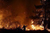 Řecko sužují požáry. Kouř se dostal až do Atén, hasič musel na operaci
