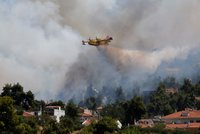 Ohnivé peklo v Řecku: U Atén evakuovali dvě vesnice, plameny se šíří mezi domy