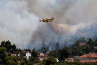Ohnivé peklo v Řecku: U Atén evakuovali dvě vesnice, plameny se šíří mezi domy