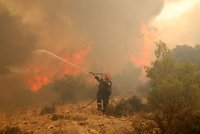 Ohnivé peklo v Řecku se nelepší: „Extrémní podmínky,“ říkají hasiči. Evropa posílá posily