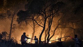 Řecko se potýká s masivním lesním požárem, kouř je vidět až v Aténách (20. 5. 2021).