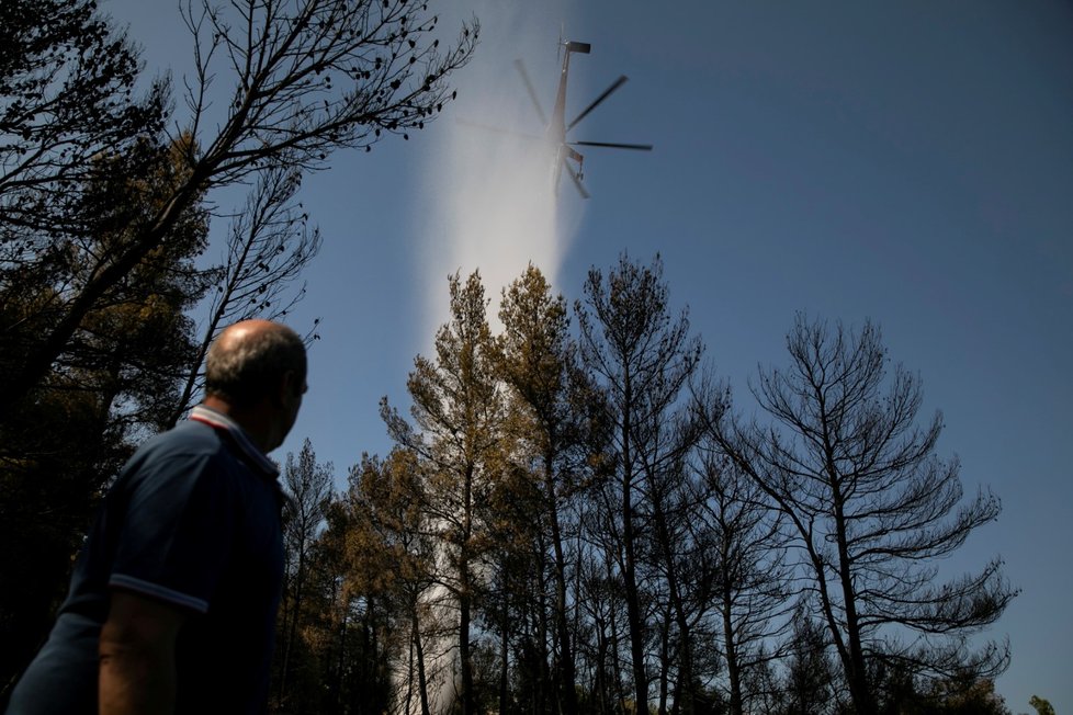 Řečtí hasiči bojují s požárem u přístavu Rafina nedaleko Atén (23. 7. 2019)