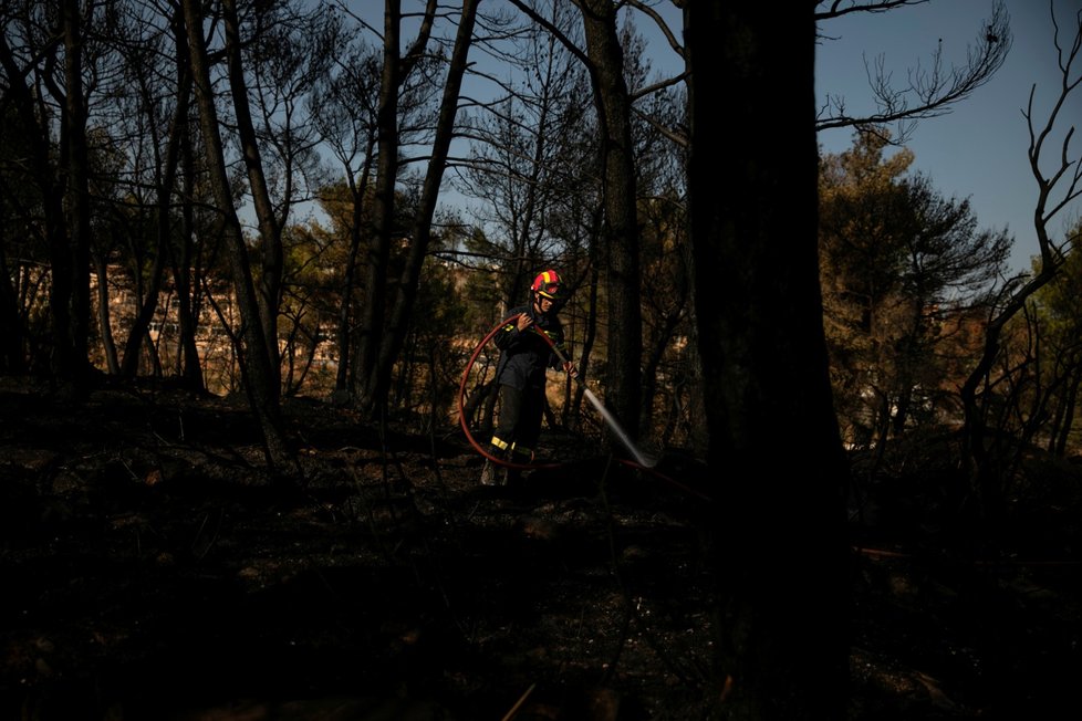 Řečtí hasiči bojují s požárem u přístavu Rafina nedaleko Atén (23. 7. 2019)