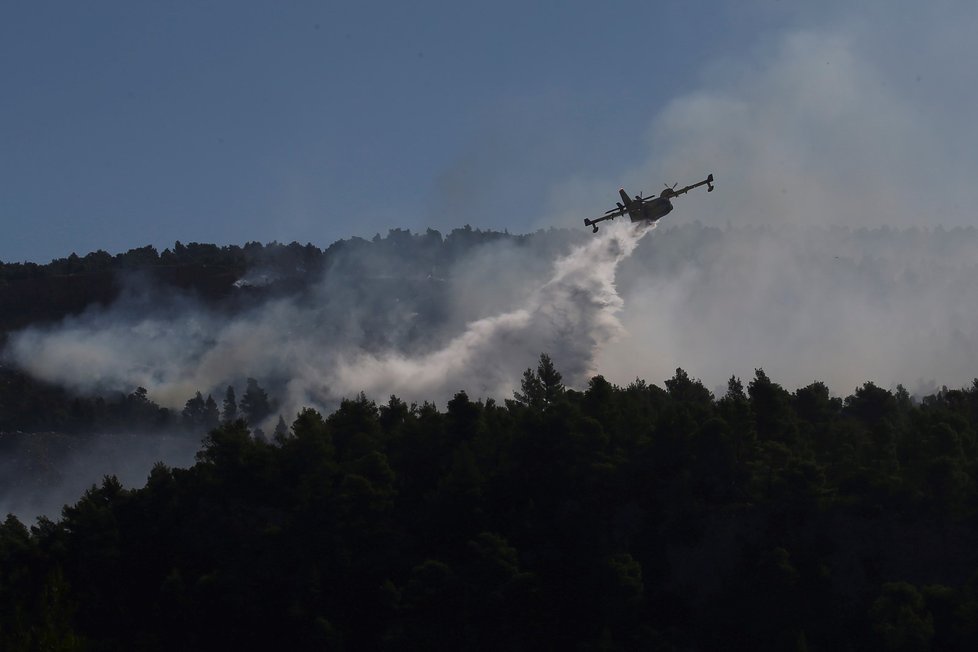 Řeckým hasičům se stále nepodařilo dostat pod kontrolu lesní požár v centrální části ostrova Euboia, kvůli kterému museli být evakuováni obyvatelé čtyř vesnic a také jeden klášter (14.8.2019)