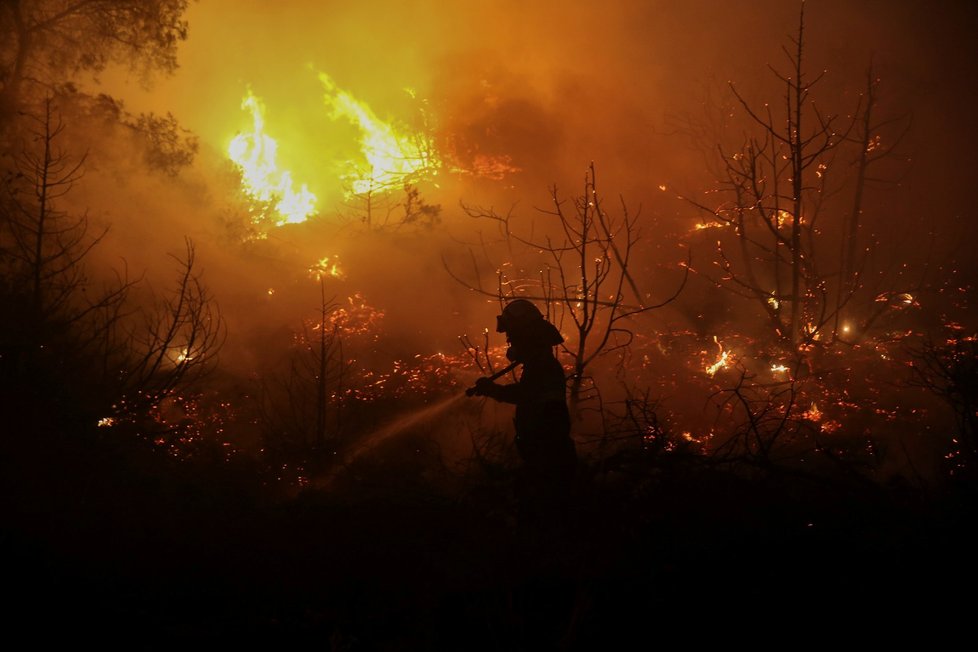 Řeckým hasičům se stále nepodařilo dostat pod kontrolu lesní požár v centrální části ostrova Euboia, kvůli kterému museli být evakuováni obyvatelé čtyř vesnic a také jeden klášter (14. 8. 2019)