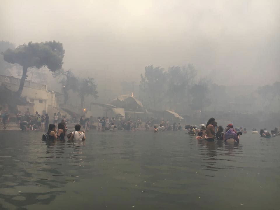 Požár v Řecku: Lidé před plameny utíkali do moře.