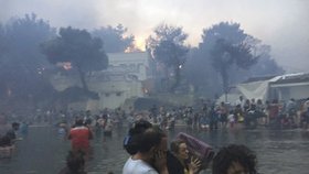 Požár v Řecku: Lidé před plameny utíkali do moře