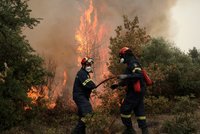 Požáry v Řecku jsou poprvé pod kontrolou, čeští hasiči se vrátí domů. Bude ještě hůř?