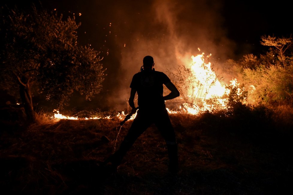 Ničivé lesní požáry na ostrově Euboia (8. 8. 2021)