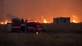 Řecko je znovu v plamenech: Na pomoc vyrazí 70 českých hasičů i s vrtulníkem a fénixem