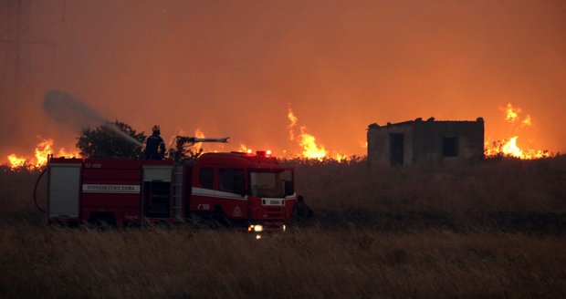 Řecko je znovu v plamenech: Na pomoc vyrazí 70 českých hasičů i s vrtulníkem a fénixem