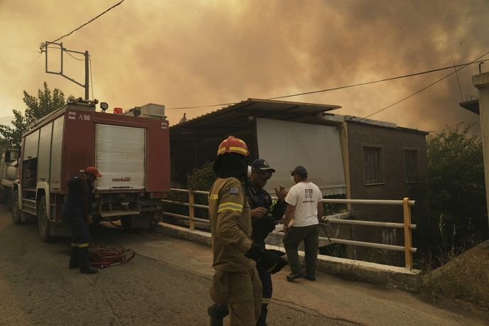 Rozsáhlé požáry od úterý pokračují na ostrovech Zakynthos a Kefalonie v Jónském moři, kde bylo nutné evakuovat i několik hotelů. Mohutné požáry hlásí i ostrov Chios v Egejském moři či severní část Peloponésu. Rozsáhlé požáry od úterý pokračují na ostrovech Zakynthos a Kefalonie v Jónském moři, kde bylo nutné evakuovat i několik hotelů. Mohutné požáry hlásí i ostrov Chios v Egejském moři či severní část Peloponésu.