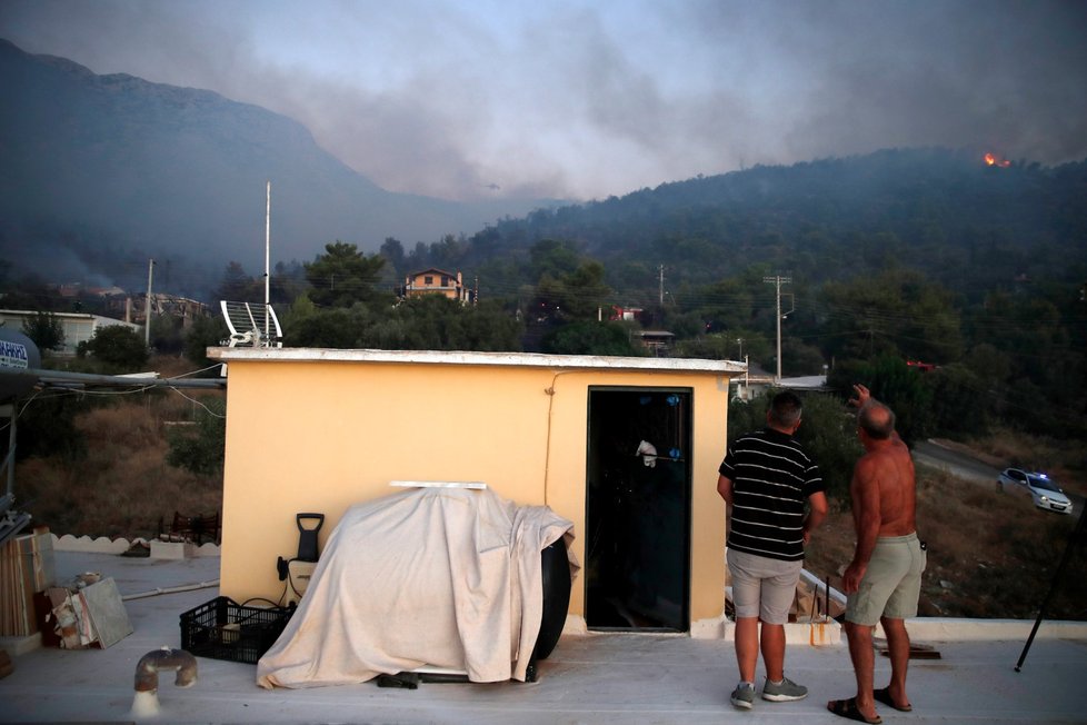 V Řecku dál bojují s desítkami požárů, u Atén nařídili evakuaci