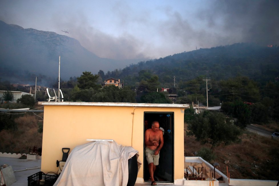 V Řecku dál bojují s desítkami požárů, u Atén nařídili evakuaci