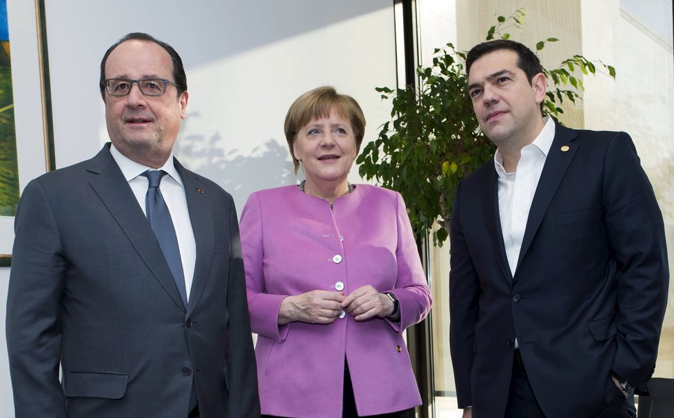 Řecký premiér Alexis Tsipras s německou kancléřkou Angelou Merkelovou a francouzským prezidentem Hollandem