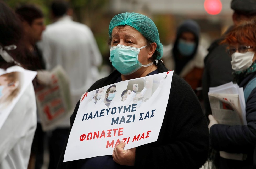 Lékaři v Athénách protestují před nemocnicí (7.4.2020)