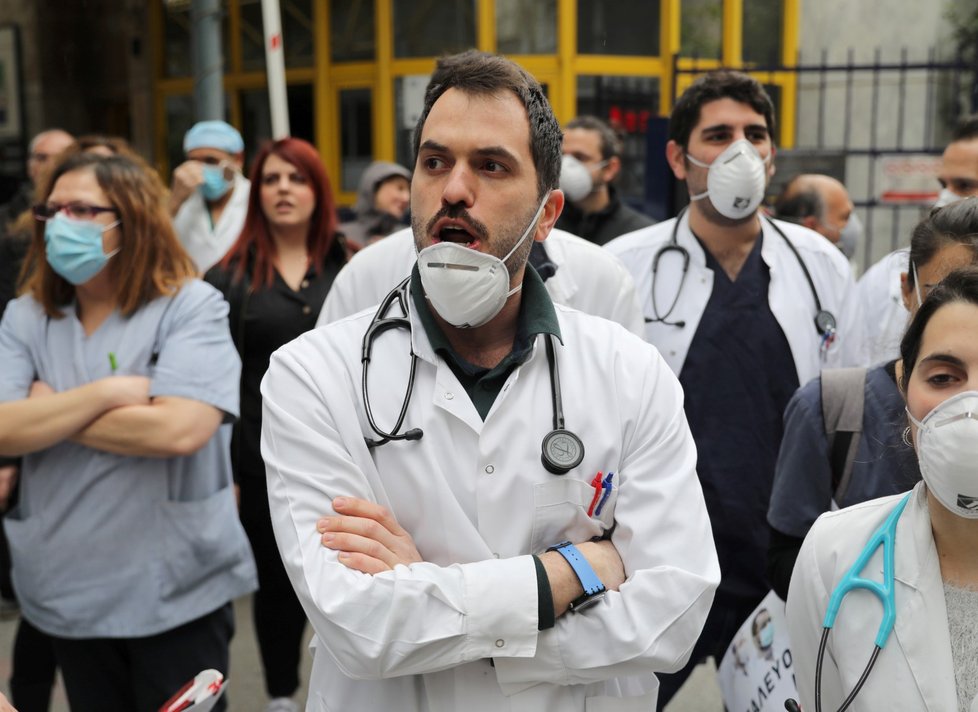 Lékaři v Athénách protestují před nemocnicí. (7.4.2020)