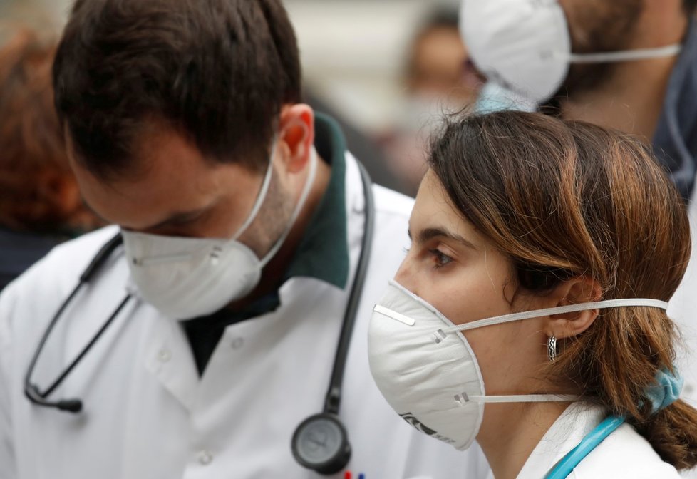 Lékaři v Aténách protestují před nemocnicí (7.4.2020).