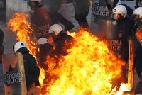Řekové zapalovali ohně v ulicích: Parlament schválil úsporná opatření