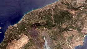 Satelitní snímky požárů na Rhodu (24. 7. 2023).