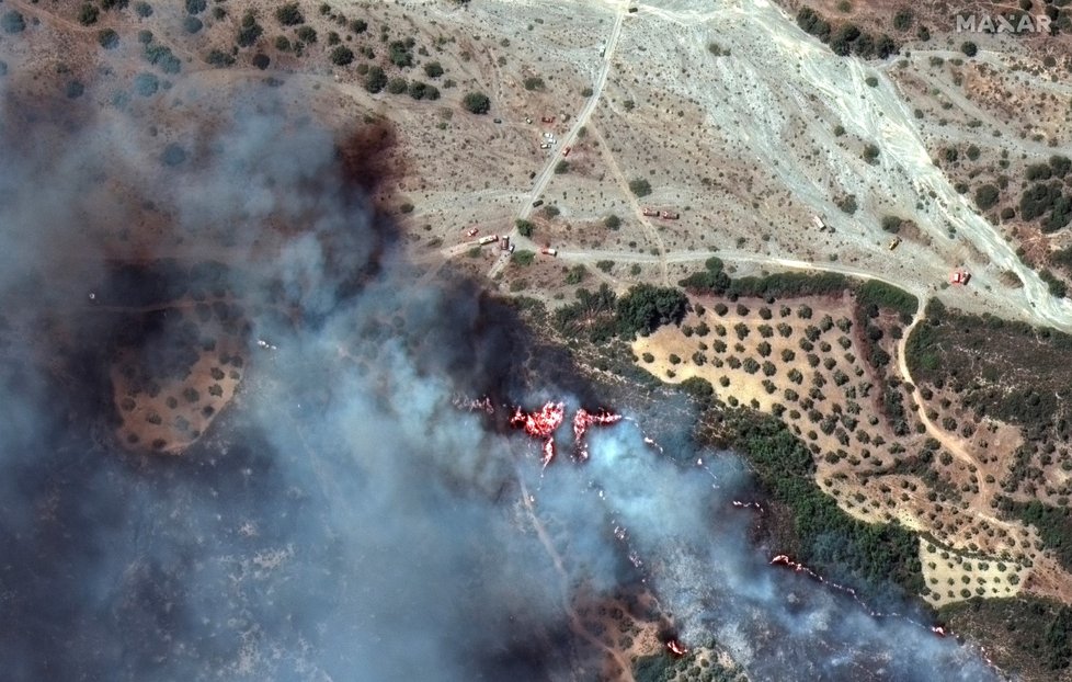Satelitní snímky požárů na Rhodosu (24. 7. 2023)