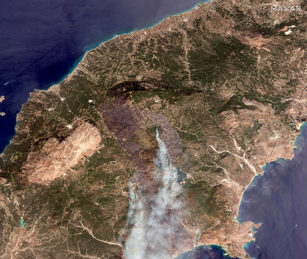 Satelitní snímky požárů na Rhodosu (24. 7. 2023)