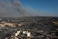 Požáry hrozí i na dalších ostrovech, varují Řekové. Česko je připraveno vyslat hasiče, hlásí Rakušan
