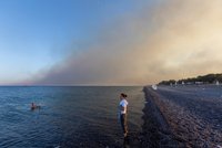 Češka Vlasta na Rhodosu: Kdyby se nezměnil směr větru, požár nás zasáhl! Místní mají obavy