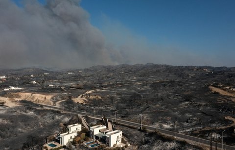 Požáry hrozí i na dalších ostrovech, varují Řekové. Česko je připraveno vyslat hasiče, hlásí Rakušan
