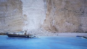 Na řeckém ostrově Zakynthos se na turisty zřítil kus skály.