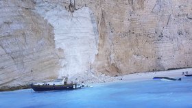 Na řeckém ostrově Zakynthos se na turisty zřítil kus skály.