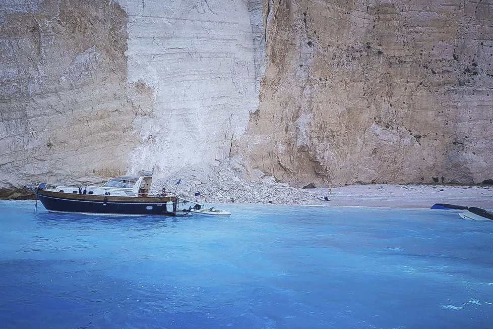 Na řeckém ostrově Zakynthos se na turisty zřítil kus skály.