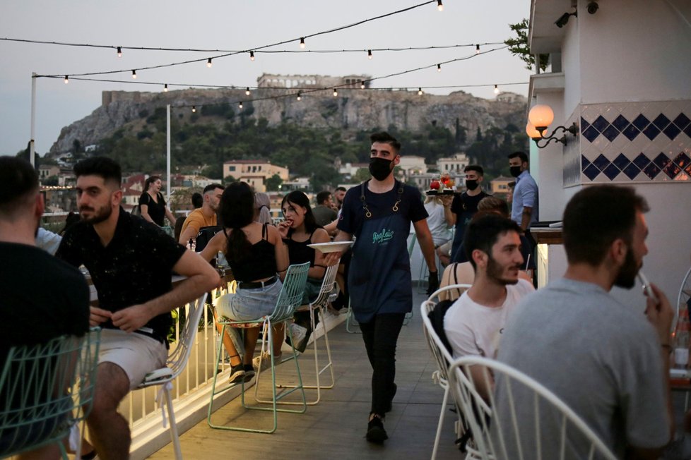 Koronavirus v Řecku: V oblíbené dovolenkové destinaci platí nařízení nosit roušky ve veřejných prostorách. Výjimku nemají ani číšníci (13.8.2020)